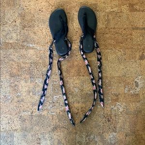 Barely worn sanuk ties sandals